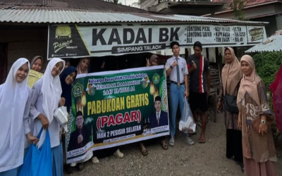 Siswa XI IPA 4 MAN 2 Pesisir Selatan Bagikan 80 Paket Takjil di Laban
