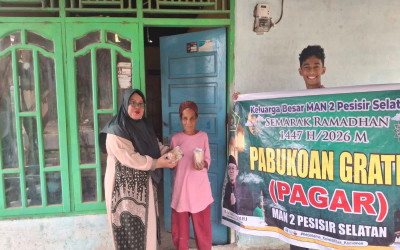 Siswa MAN 2 Pesisir Selatan Salurkan 70 Paket Pabukoan Gratis kepada Warga Sianik