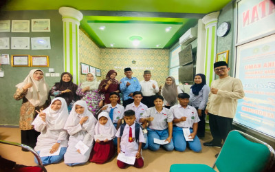 Enam Siswa MAN 2 Pesisir Selatan Terima Paket Lebaran Yatim 2026 dari Kemenag